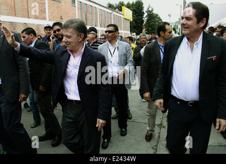 (140615) -- Bogotà, 15 giugno 2014 (Xinhua) -- Il Presidente colombiano e candidato Juan Manuel Santos (L) a piedi con il suo compagno di formula, il candidato alla vicepresidenza German Vargas Lleras (R) prima castig il suo voto a Bogotà, Colombia, il 15 giugno 2014. Alcuni 32,9 milioni di colombiani andare alle urne domenica durante il run-off elezioni presidenziali tra Juan Manuel Santos e Oscar Ivan Zuluaga. (Xinhua/Raul Palacios/COLPRENSA) (FNC) ***OBBLIGATORIO CVREDIT*** ***nessun archivio-NESSUNA VENDITA*** ***per solo uso editoriale*** Foto Stock