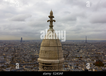 Montparnasse e la Torre Eiffel visto dalla cima del Basilique du Sacré-Coeur de Montmartre, Parigi, Nov 2013. Foto Stock