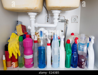 Prodotti chimici per la pulizia e prodotti in una casa Foto Stock