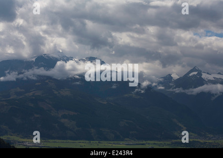 L'Hoher Tenn e Grosses Weisbachhorn e il Kitzsteinhorn al di sopra del Zeller Zell am See salisburghese Austria Foto Stock