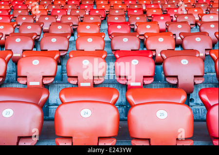 Sedi vuote su uno stadio di calcio la tribuna coperta Foto Stock