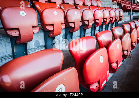 Sedi vuote su uno stadio di calcio la tribuna coperta Foto Stock