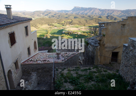 Paesaggio francese. Vieux-Suze (Vecchio Suze) antico borgo fortificato arroccato su di una ripida collina che domina una valle fertile in La Drôme, Francia. Foto Stock