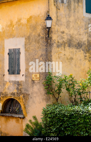 Tipica facciata esterna nel borgo medievale di Roussillon, Provenza, Francia Foto Stock