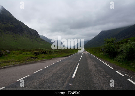 Strada che conduce in Glencoe nelle Highlands Scozzesi. Foto Stock