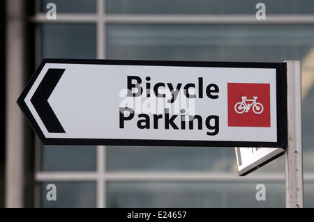 Il parcheggio per le bici firmare al supermercato Tesco, Chesterton, Cambridge, Regno Unito Foto Stock