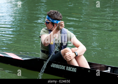 Cambridge può dossi, Churchill College maschile di otto cox tenendo il tappo Foto Stock