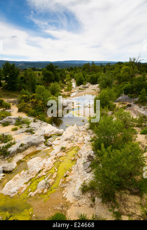 Vista sul Fiume Calavon dal ponte Pont Julien vicino a Bonnieux, Provenza, Francia Foto Stock