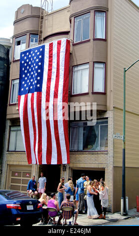 San Francisco, Giugno 14th, 2014. I residenti delle parti e la visualizzazione di bandiera americana durante il sessantesimo annuale di North Beach Festival di San Francisco. Credito: Bob Kreisel/Alamy Live News Foto Stock