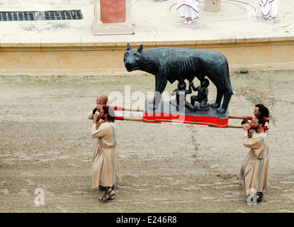 Una statua di Romolo e Remo sulla parata a Puy du Fou, Vendee, Francia Foto Stock