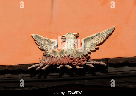 Una phoenix rising dalle fiamme fire badge. Lavenham, Suffolk. Foto Stock