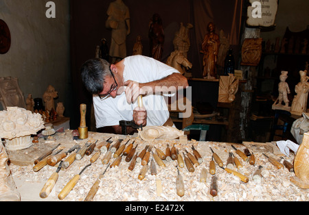 Scultore in legno carving Foto Stock