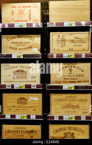 Scatole di legno di costosi del vino in un supermercato francese Foto Stock