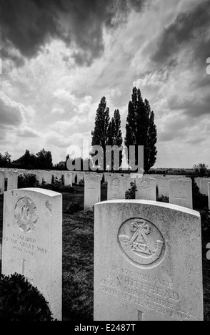 Ammassato WW1 tombe a Tyne Cot cimitero vicino Ypres in Belgio Foto Stock