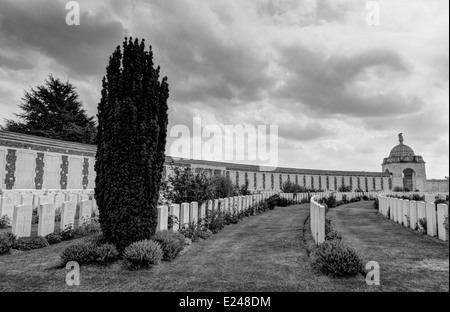 Ammassato WW1 tombe a Tyne Cot cimitero vicino Ypres in Belgio Foto Stock