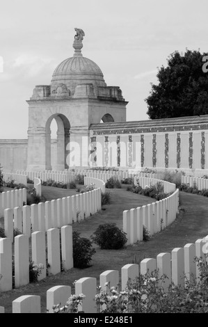 Ammassato WW1 tombe a Tyne Cot cimitero vicino Ypres in Belgio Foto Stock