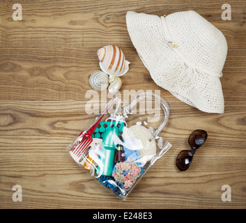 Vista aerea dell'outdoor kit da viaggio posto su rustiche tavole in legno. Per la grande spiaggia o escursioni. Foto Stock