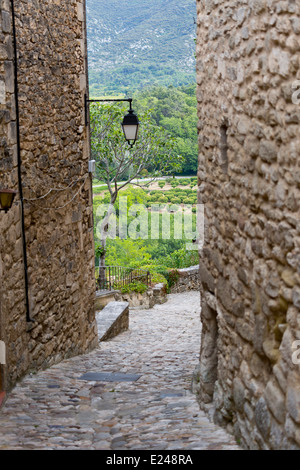 Pareti in mattoni e il paesaggio nel borgo medievale di Lacoste, Provenza, Francia Foto Stock