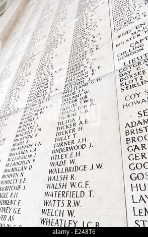 Gli elenchi dei morti il Menin Gate a Ypres, Belgio Foto Stock