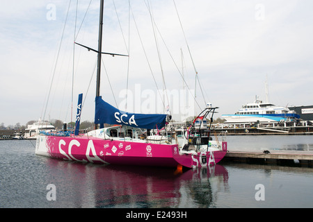 SCA Racing, un Farr progettato Volvo 65 racing barca a vela progettato per correre in tutto il mondo sul dock presso il cantiere di Newport Foto Stock