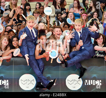 Toronto, Ontario, Canada. Il 15 giugno, 2014. I gemelli JOHN GRIMES e Edward Grimes di Jedward clown con ventole durante il tappeto rosso arrivi per il 2014 MuchMusic Video Awards a MuchMusic HQ. Credito: Igor Vidyashev/ZUMAPRESS.com/Alamy Live News Foto Stock