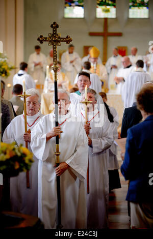 West Sussex, Regno Unito. Il 15 giugno, 2014. Prima volta a che serve il vescovo della diocesi di Chichester ordaines donne sacerdoti la scorsa notte. L'Rt Rev Richard Jackson Vescovo di Lewes ordinato Dr Alison verde, Sarah Flashman e Karen giovane a un servizio serale tenutosi la scorsa notte (15/06/14) presso la chiesa di St Paul, Chichester, West Sussex. Questa è stata la prima volta a che serve il vescovo della diocesi di Chichester ha ordinato le donne come sacerdoti. La processione lascia la chiesa. Credito: Jim Holden/Alamy Live News Foto Stock