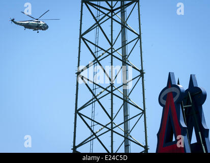 Anaheim, California, USA. Xiii Giugno, 2014. Un Sikorsky SH-3 Sea King elicottero designato come uno marino con il Presidente degli Stati Uniti Obama come passeggero, vola sopra Angel Stadium di Anaheim, in California, il 14 giugno 2014. Il presidente Obama aveva consegnato un discorso di inizio per la classe di laurea presso la University of California a Irvine, classe 2014. © David Bro/ZUMAPRESS.com/Alamy Live News Foto Stock