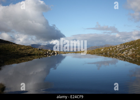 Cadair idris mountain range in snowdonia riflessa sulla superficie di un lago Foto Stock