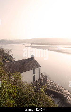 Dylan Thomas Boat House Boathouse all'alba Laugharne Talacharn CArmarthenshire West Wales UK Foto Stock