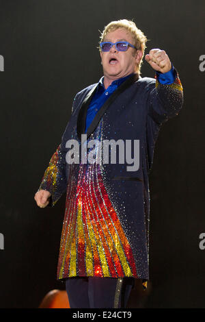 Manchester, Tennessee, Stati Uniti d'America. Il 15 giugno, 2014. ELTON JOHN in primo piano il 2014 Bonnaroo Music e Arts Festival di Manchester, Tennessee Credito: Daniel DeSlover/ZUMAPRESS.com/Alamy Live News Foto Stock