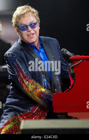 Manchester, Tennessee, Stati Uniti d'America. Il 15 giugno, 2014. ELTON JOHN in primo piano il 2014 Bonnaroo Music e Arts Festival di Manchester, Tennessee Credito: Daniel DeSlover/ZUMAPRESS.com/Alamy Live News Foto Stock