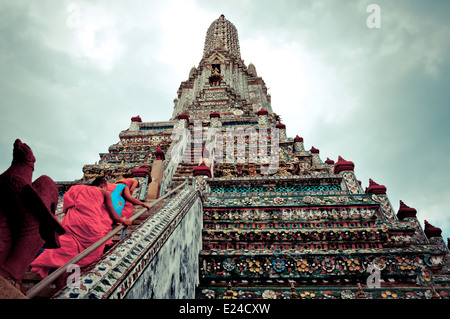 I monaci buddisti in Wat Arun tempio, Bangkok Foto Stock