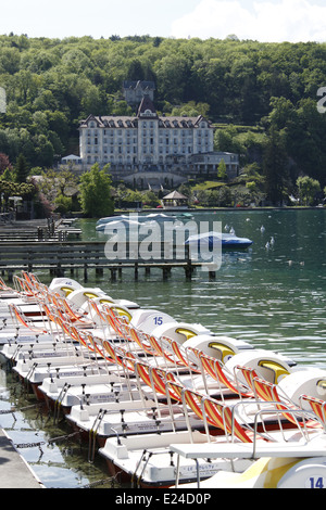Villaggio di Menthon-Saint-Bernard, il lago di Annecy, Haute-Savoie, Rhône-Alpes, in Francia. Foto Stock