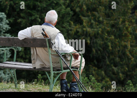 Uomo su una panchina. Foto Stock