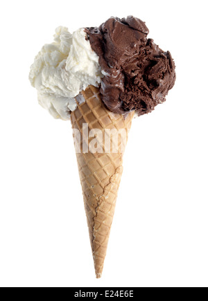Cono gelato isolato su bianco con due palline di gelato, uno ciascuno di vaniglia e cioccolato sapori Foto Stock