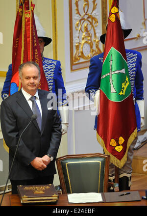 Bratislava, domenica. Il 15 giugno, 2014. Nuovo Presidente slovacco Andrej Kiska guarda dopo il suo giuramento presidenziale a un cerimoniale di sessione parlamentare a Bratislava, Domenica, 15 giugno 2014. Kiska è il quarto capo di stato sin dalla creazione della Slovacchia indipendente nel 1993. Credito: Jan KOLLER CTK/foto/Alamy Live News Foto Stock