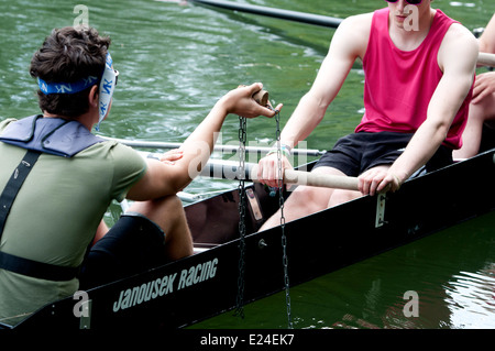 Cambridge può dossi, Churchill College maschile di otto cox tenendo il tappo Foto Stock