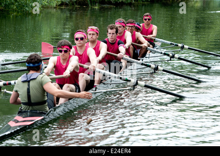 Cambridge può dossi, Churchill College maschile di otto all'inizio di una corsa Foto Stock