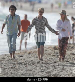 Emma Rigby filmare scene con co-star Alfie Allen per il nuovo film di plastica. Miami Beach, Florida - 16.01.2013 Foto Stock