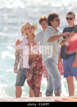 Emma Rigby filmare scene con co-star Alfie Allen per il nuovo film di plastica. Miami Beach, Florida - 16.01.2013 Foto Stock