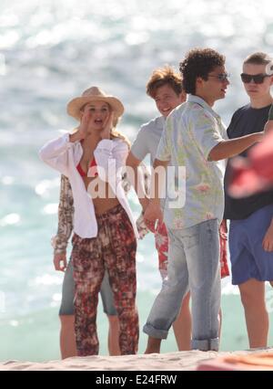 Emma Rigby filmare scene con co-star Alfie Allen per il nuovo film di plastica. Miami Beach, Florida - 16.01.2013 Foto Stock