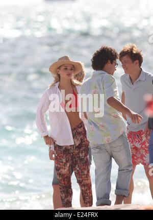 Emma Rigby filmare scene con co-star Alfie Allen per il nuovo film di plastica. Miami Beach, Florida - 16.01.2013 Foto Stock