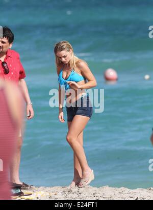 Emma Rigby filmare scene con co-star Alfie Allen per il nuovo film di plastica. Miami Beach, Florida - 16.01.2013 Foto Stock