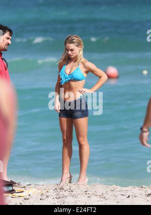 Emma Rigby filmare scene con co-star Alfie Allen per il nuovo film di plastica. Miami Beach, Florida - 16.01.2013 Foto Stock