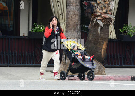 Selma Blair passeggiando con suo figlio Arthur Saint Bleick in moda vintage e senza il make up. Los Angeles, California - 05.02.2013 Dove: Studio City, California, Stati Uniti quando: 05 Feb 2013 Foto Stock