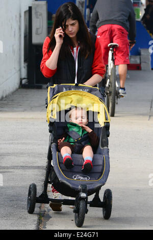 Selma Blair passeggiando con suo figlio Arthur Saint Bleick in moda vintage e senza il make up. Los Angeles, California - 05.02.2013 Dove: Studio City, California, Stati Uniti quando: 05 Feb 2013 Foto Stock