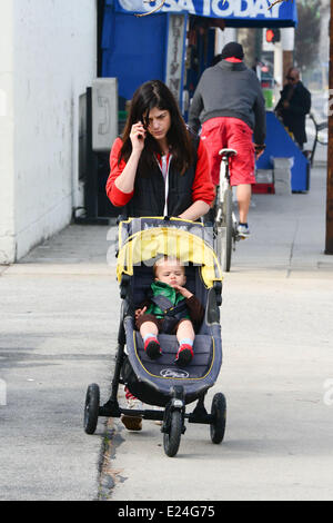 Selma Blair passeggiando con suo figlio Arthur Saint Bleick in moda vintage e senza il make up. Los Angeles, California - 05.02.2013 Dove: Studio City, California, Stati Uniti quando: 05 Feb 2013 Foto Stock