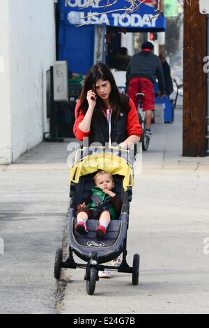 Selma Blair passeggiando con suo figlio Arthur Saint Bleick in moda vintage e senza il make up. Los Angeles, California - 05.02.2013 Dove: Studio City, California, Stati Uniti quando: 05 Feb 2013 Foto Stock