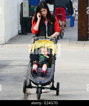 Selma Blair passeggiando con suo figlio Arthur Saint Bleick in moda vintage e senza il make up. Los Angeles, California - 05.02.2013 Dove: Studio City, California, Stati Uniti quando: 05 Feb 2013 Foto Stock