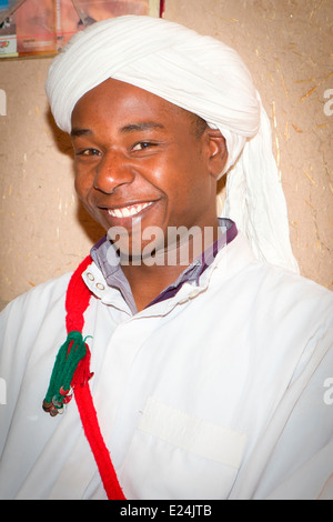 Musicisti tradizionali intrattenere presso il villaggio di Hamlia nei pressi di Erfoud sul bordo del deserto del Sahara nel sud del Marocco. Foto Stock